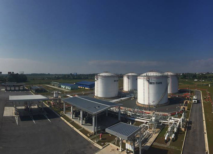 Jet fuel tank and refueling facilities in the terminal 