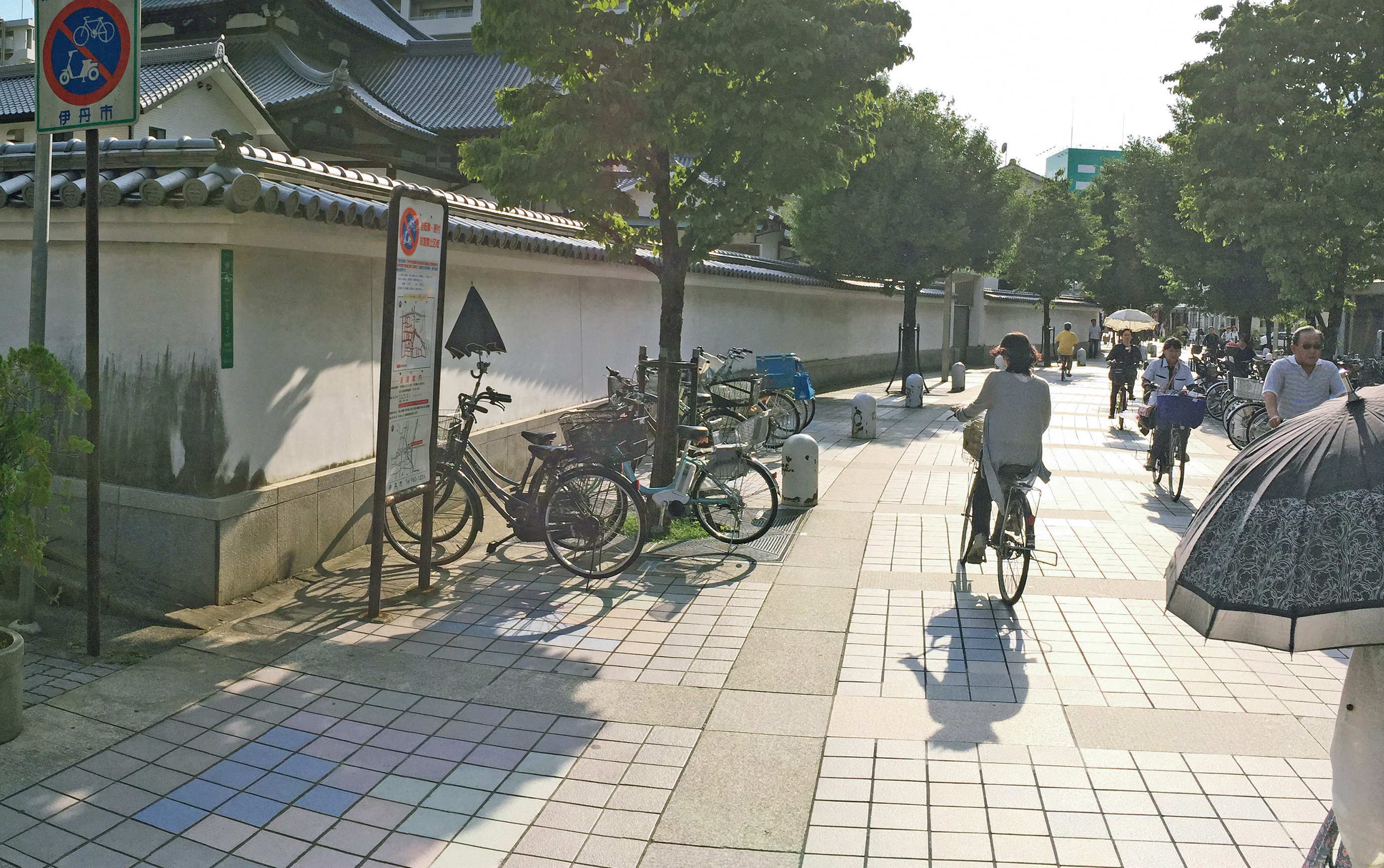 サイクルツリー導入前の駅前の様子。放置自転車が問題となっていました