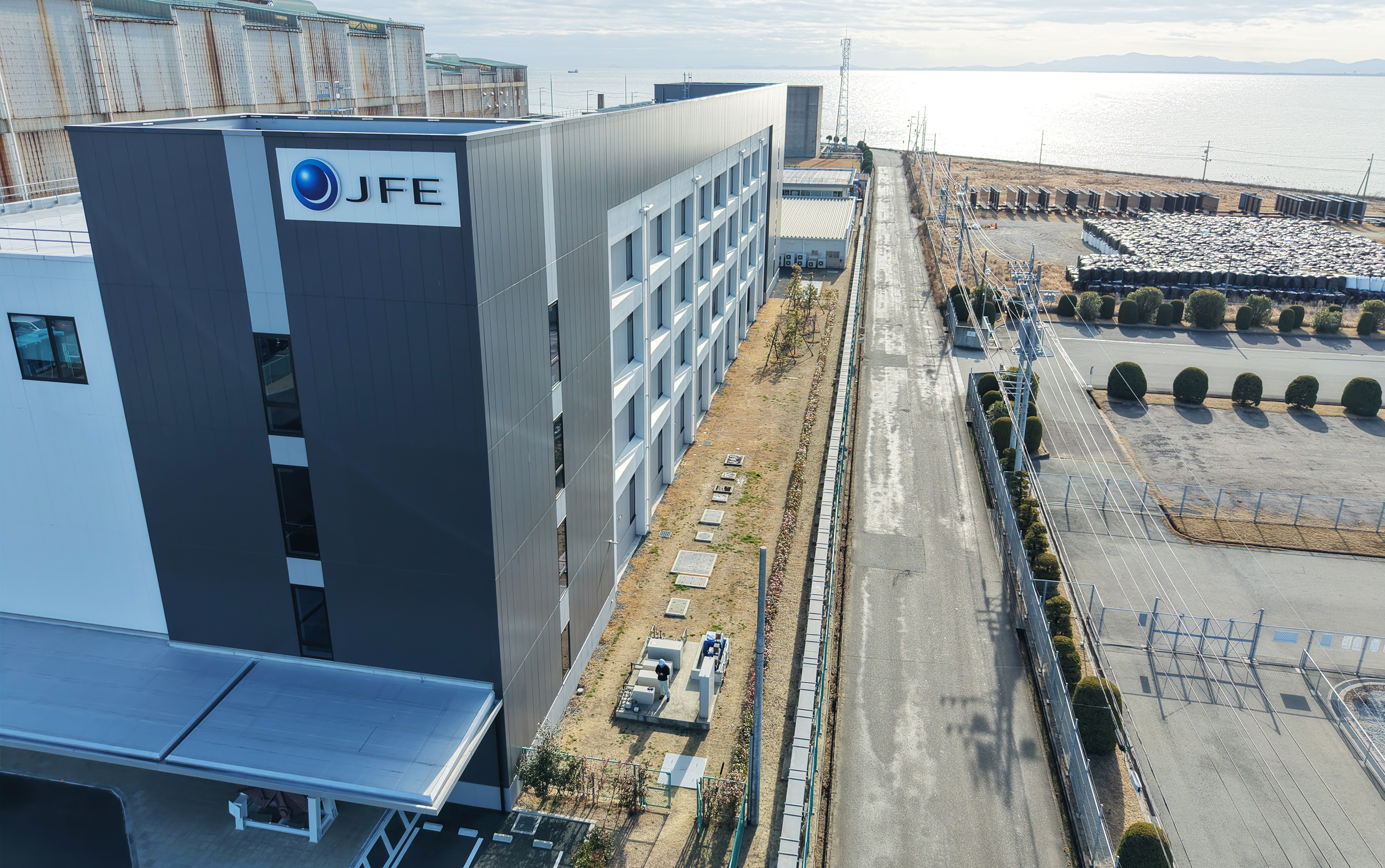 津製作所のチーム長グループ長らが周辺の美化活動を実施